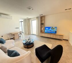 شقة مكونة من ثلاث غرف وصالة مع بلكونة